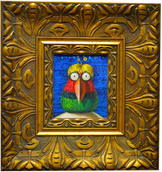 Ein farbenfroher Vogel mit einem gelben Federkopf und einem roten Schnabel sitzt auf einem grünen Blatt vor einem blauen Hintergrund, umgeben von einem kunstvollen, goldenen Rahmen mit floralen und geometrischen Mustern.
