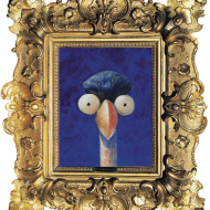 Ein kunstvolles Bild zeigt einen Vogelkopf mit einem blauen Federbusch und einem markanten, roten und weißen Schnabel, der in einem prunkvollen, goldenen Rahmen mit barocken Verzierungen präsentiert wird.